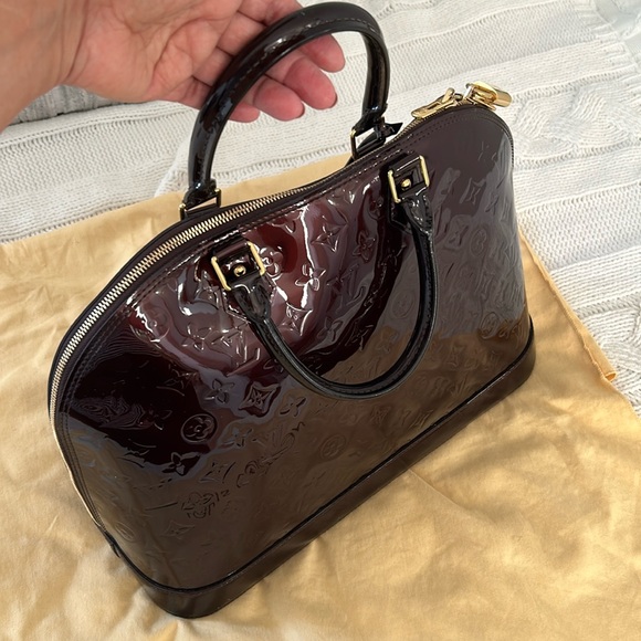 Louis Vuitton Alma Vernis Amarante GM handbag - Picture 10 of 17